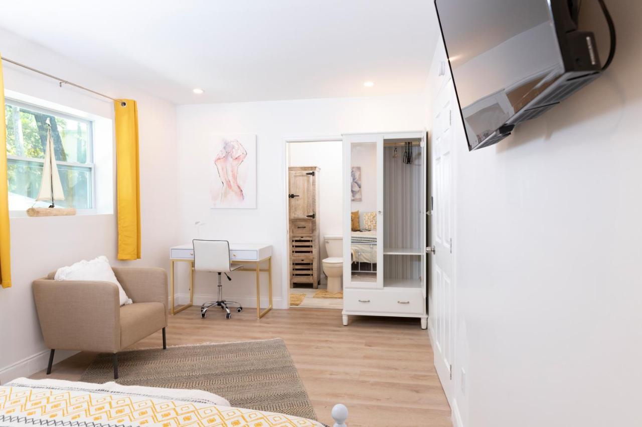 Beautiful Casita With King Bed And Private Patio Close To Calle 8, Mia Airport, Coral Gables マイアミ エクステリア 写真