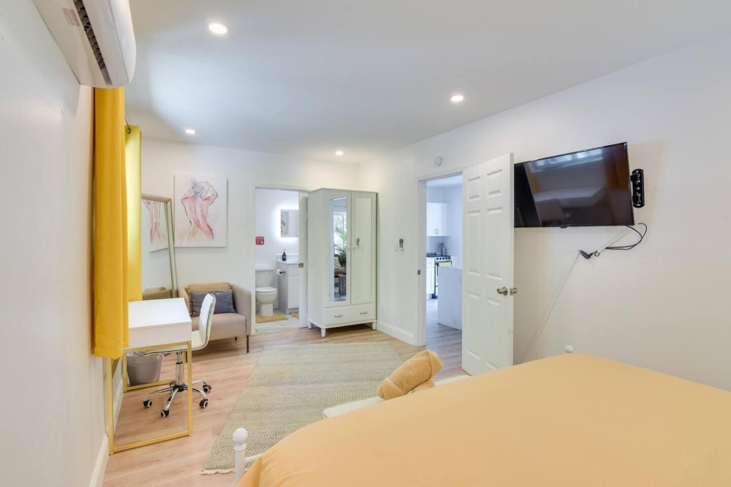 Beautiful Casita With King Bed And Private Patio Close To Calle 8, Mia Airport, Coral Gables マイアミ エクステリア 写真