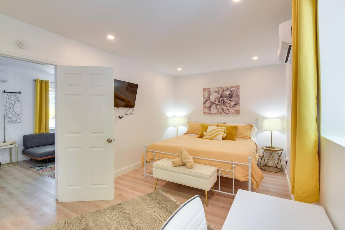 Beautiful Casita With King Bed And Private Patio Close To Calle 8, Mia Airport, Coral Gables マイアミ エクステリア 写真